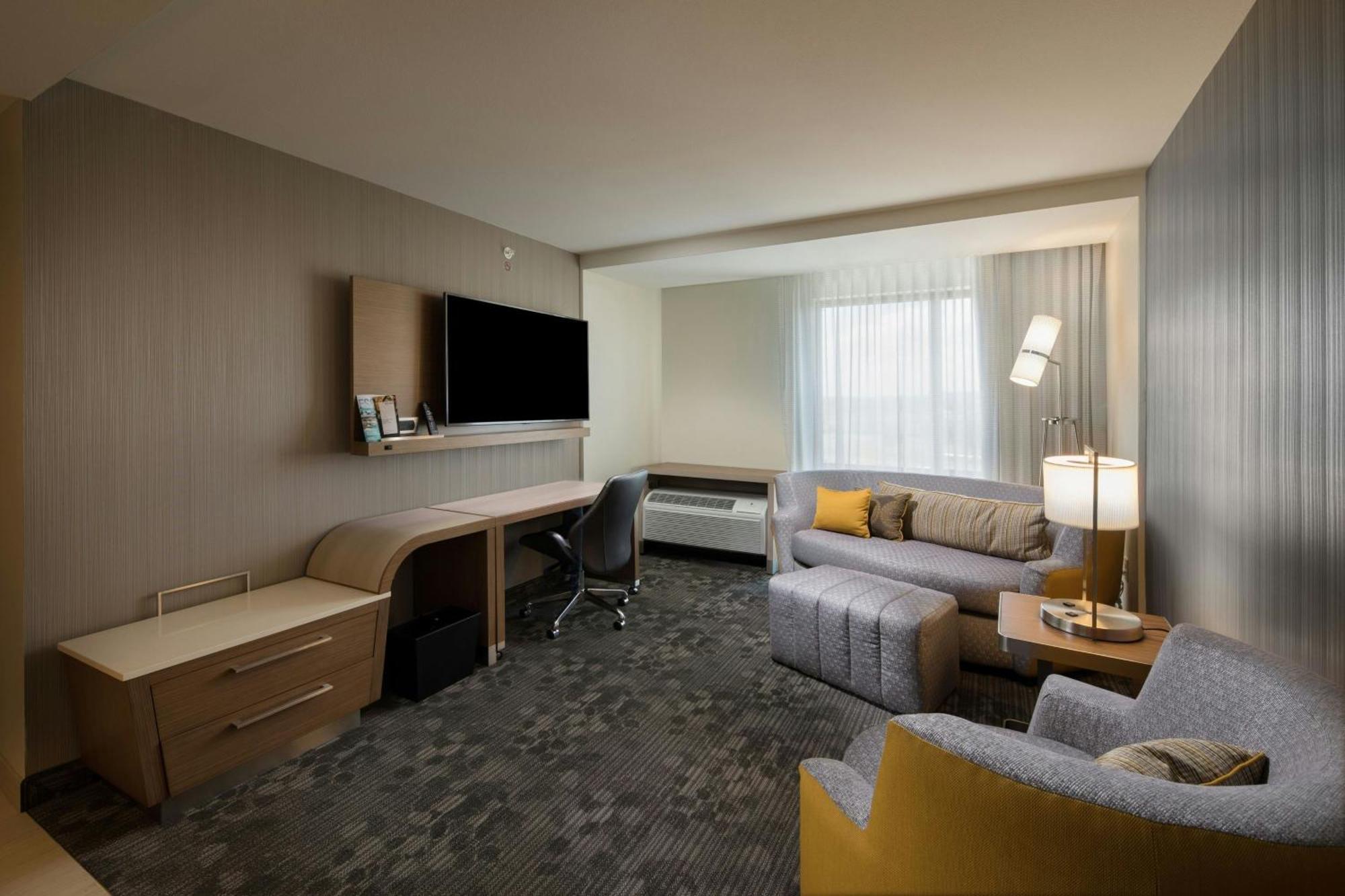 Courtyard By Marriott Russellville Bagian luar foto