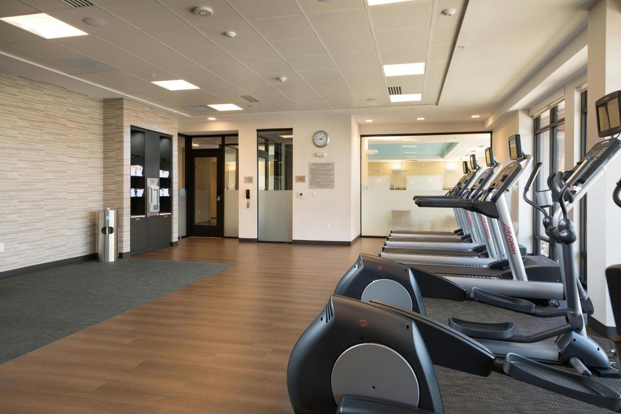 Courtyard By Marriott Russellville Bagian luar foto