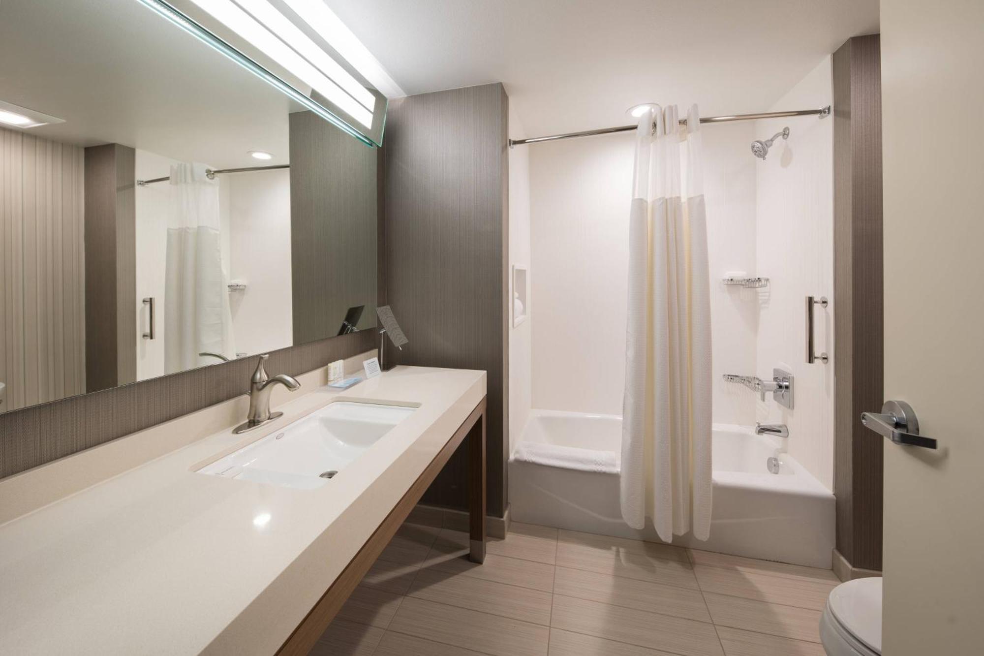 Courtyard By Marriott Russellville Bagian luar foto